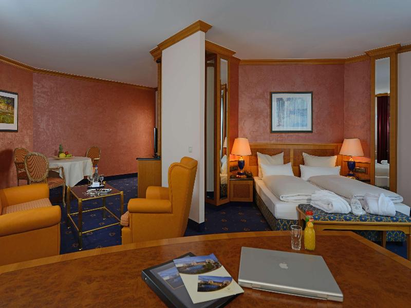 The Monarch Hotel Bad Gogging - Oda