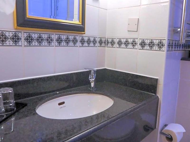 George Hotel - Genel