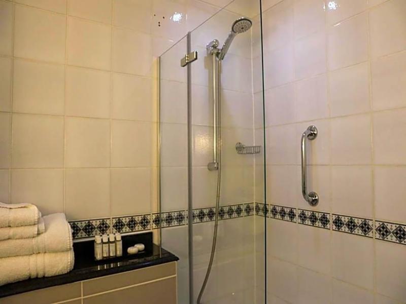 George Hotel - Genel