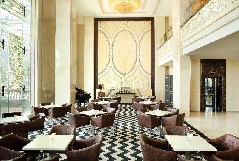 Four Points by Sheraton Medan - Bar