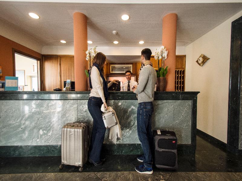 International Au Lac Historic Lakeside Hotel - Lobi