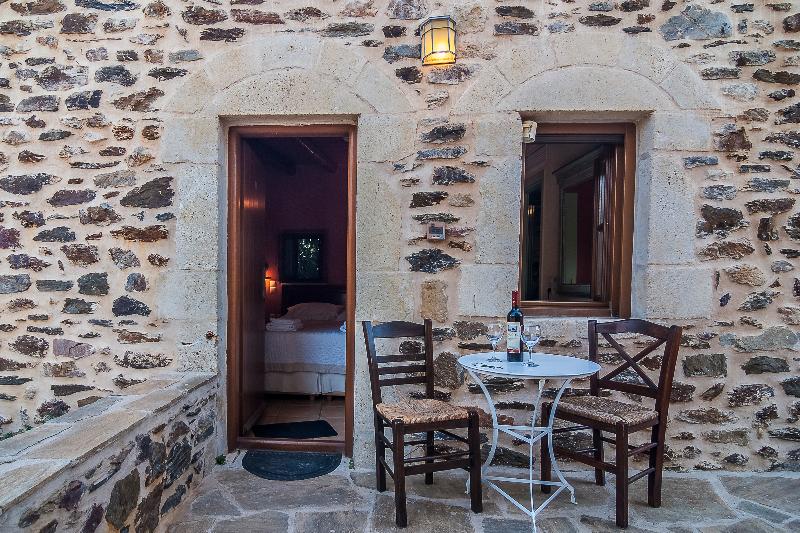 Pyrgos Petropoulaki - Genel