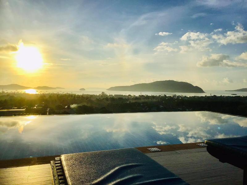 The View Rawada Phuket - Havuz