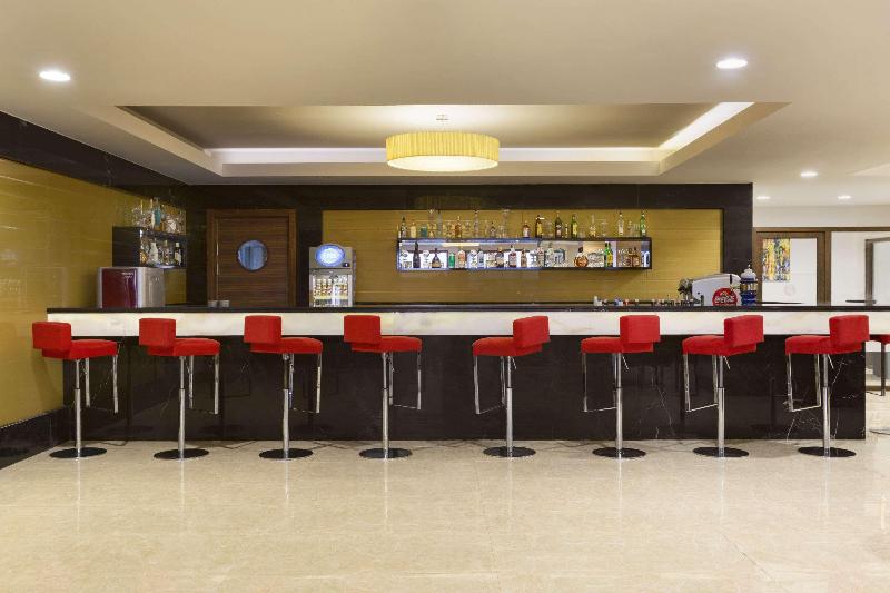 Ramada Resort By Wyndham Akbuk - Bar