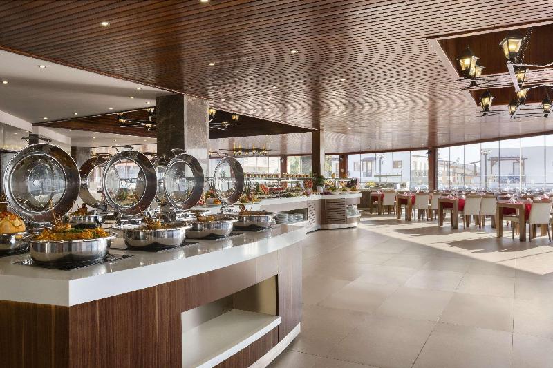 Ramada Resort By Wyndham Akbuk - Restoran