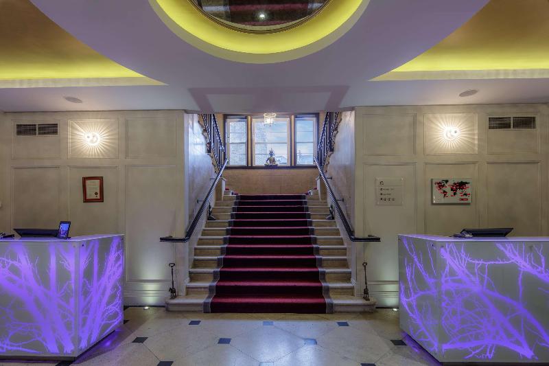 Doubletree by Hilton Greenwich - Lobi