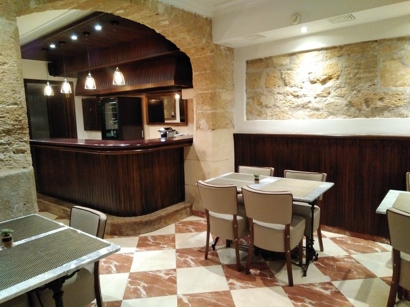 Born - Bar