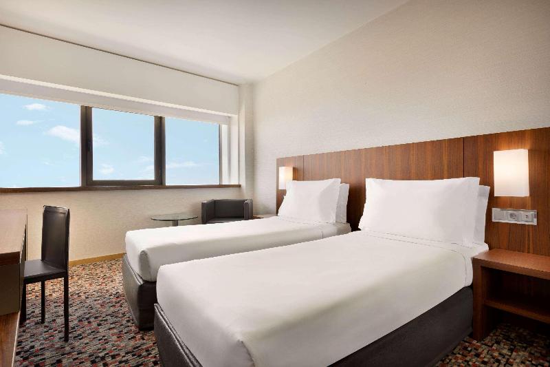 Ramada by Wyndham Lisbon - Oda