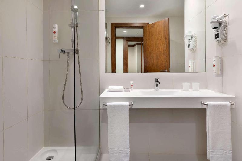 Ramada by Wyndham Lisbon - Oda