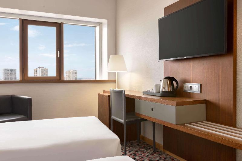 Ramada by Wyndham Lisbon - Oda