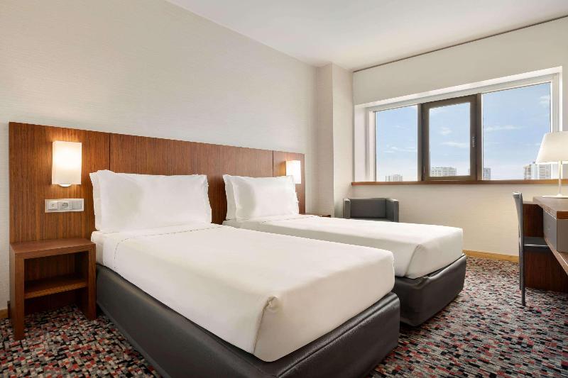 Ramada by Wyndham Lisbon - Oda