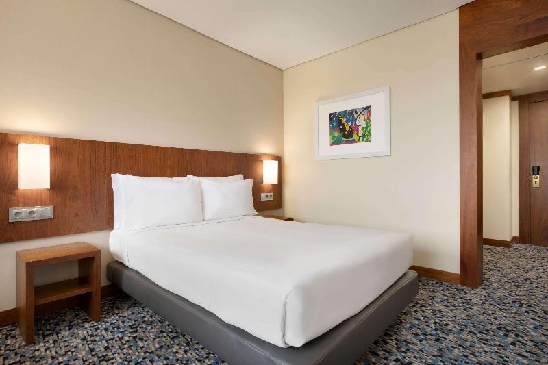 Ramada by Wyndham Lisbon - Oda