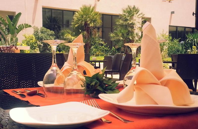 Le Corail Suites Hotel - Teras