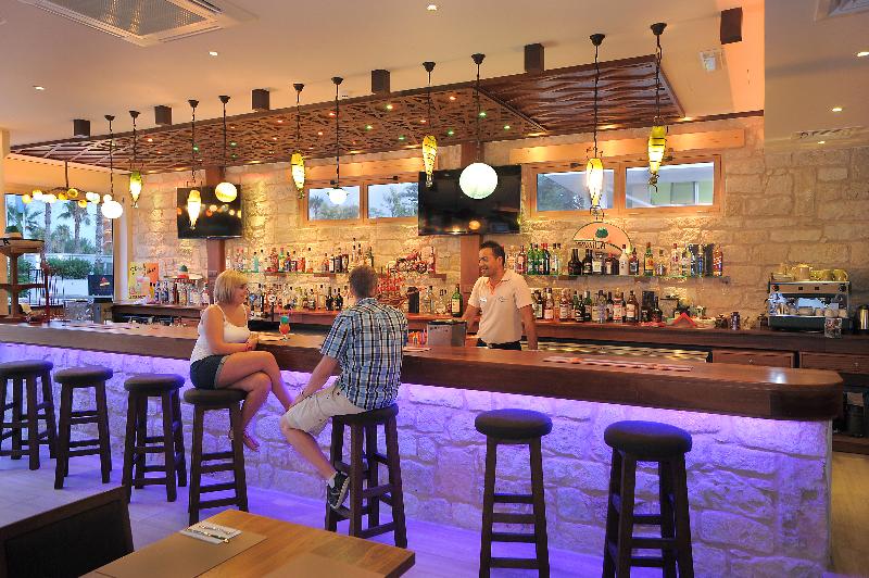 Nelia Gardens - Bar