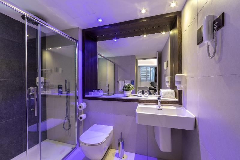 Almond Business Suites - Oda
