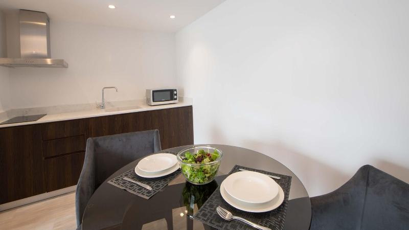 Almond Business Suites - Restoran