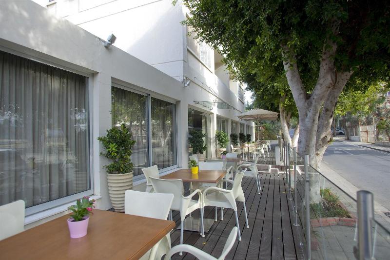Almond Business Suites - Teras
