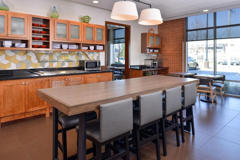 Hyatt Place Garden City - Restoran