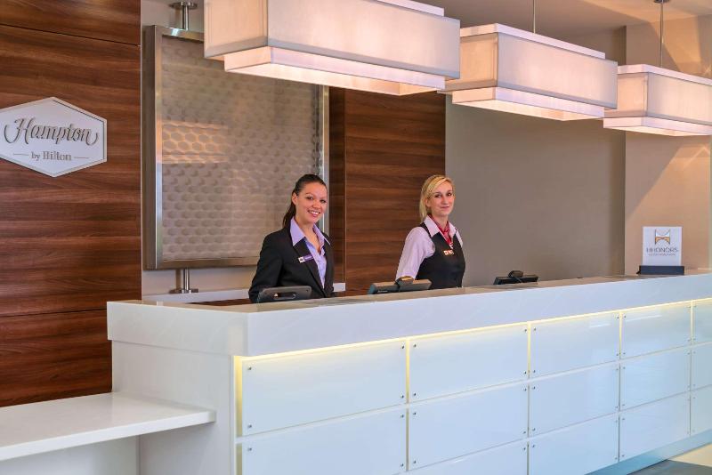 Hampton by Hilton London Luton Airport - Lobi
