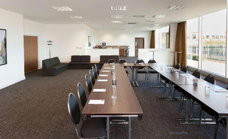 Hampton by Hilton London Luton Airport - Genel