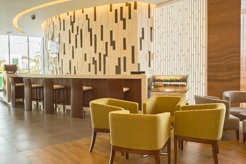 Holiday Inn Express Semarang Simpang Lima - Bar