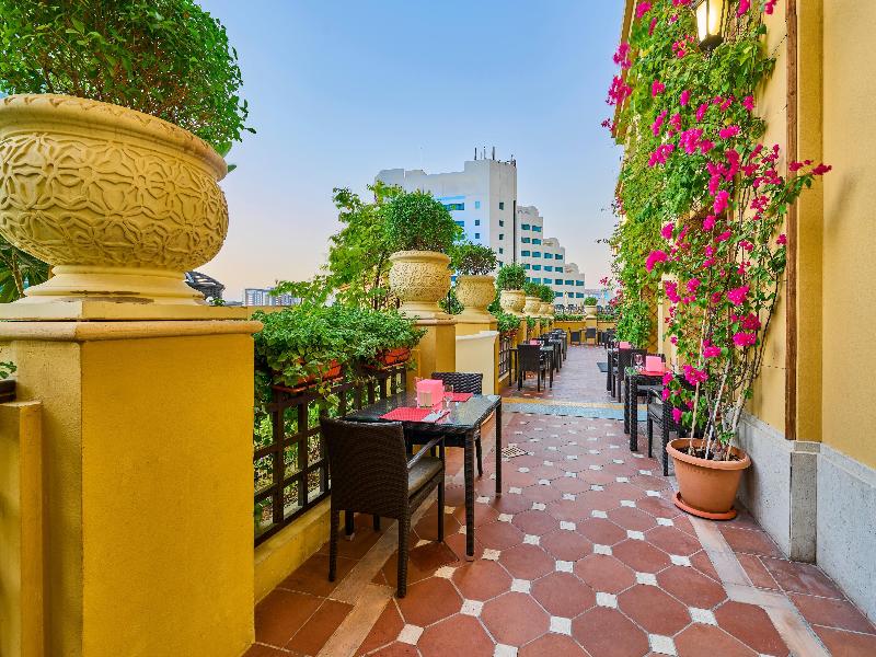 Ramada Hotel & Suites by Wyndham JBR - Restoran