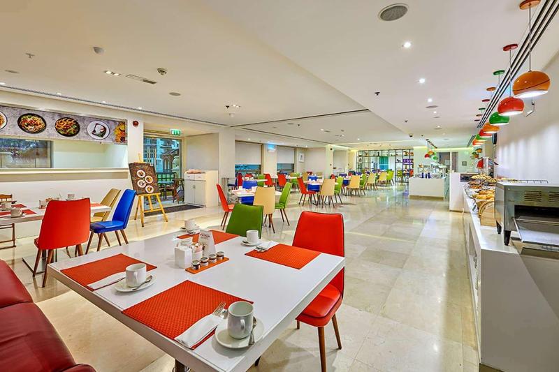Ramada Hotel & Suites by Wyndham JBR - Restoran