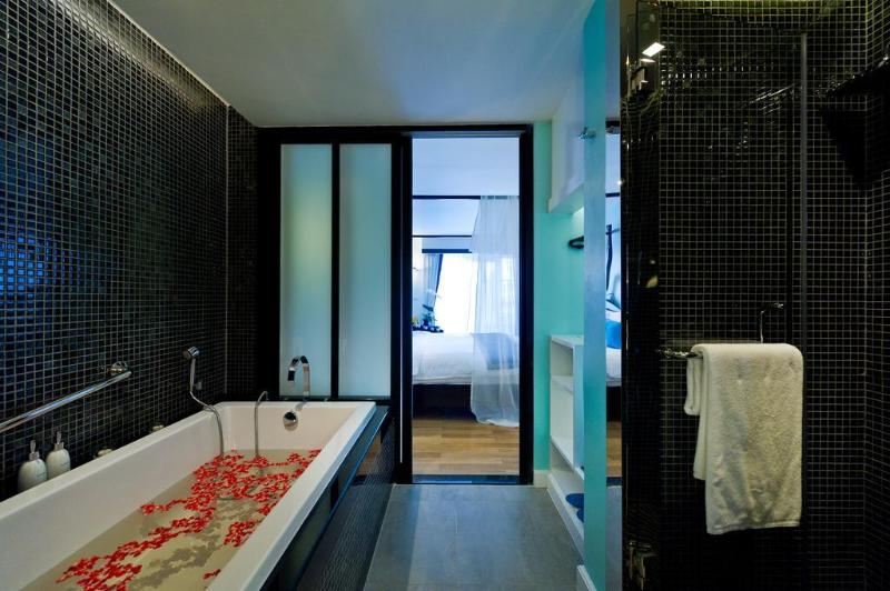 Wave Hotel - Genel