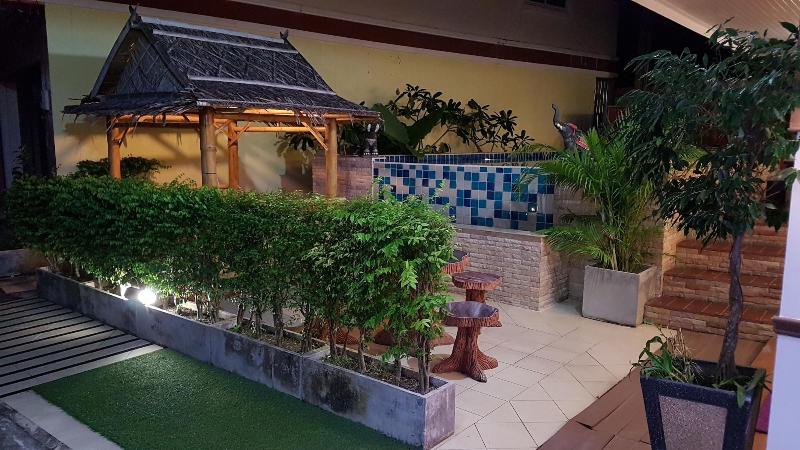 Green Harbor Hotel  Service Apartment - Teras