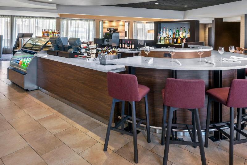 Courtyard Newark Liberty International Airport - Restoran
