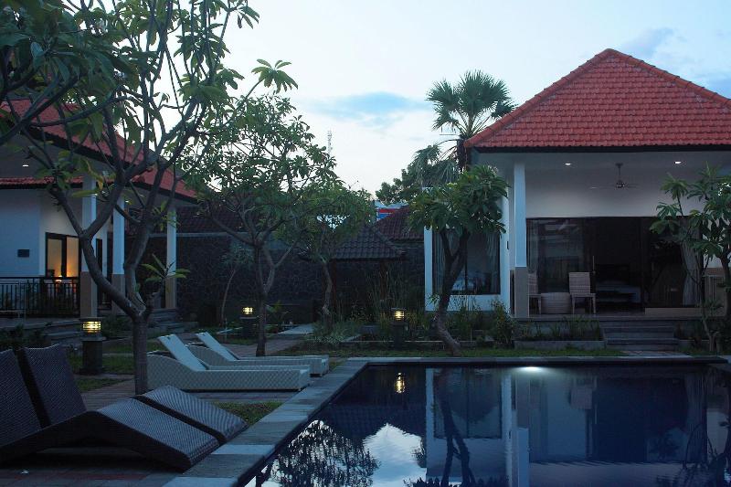Puri Tulamben Dive Resort - Havuz