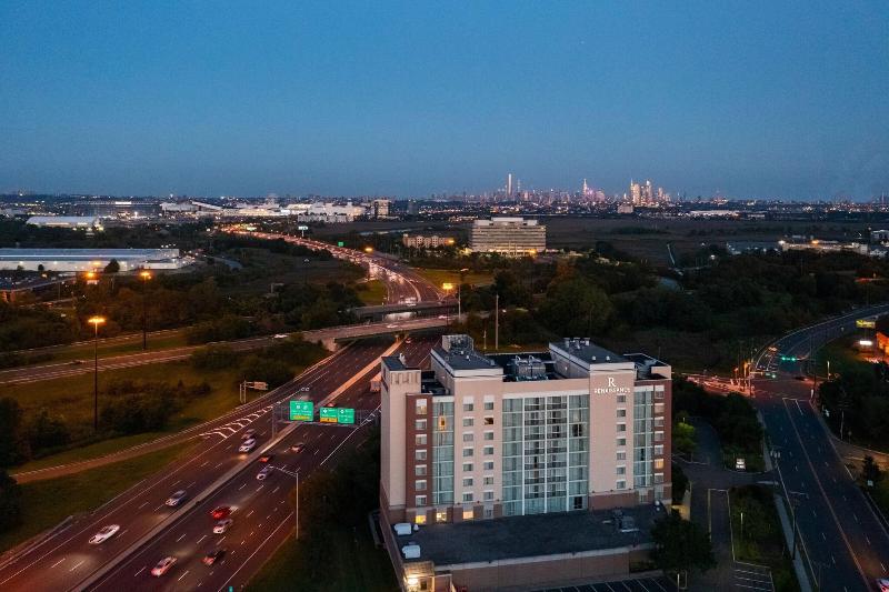 Renaissance Meadowlands Hotel - Genel