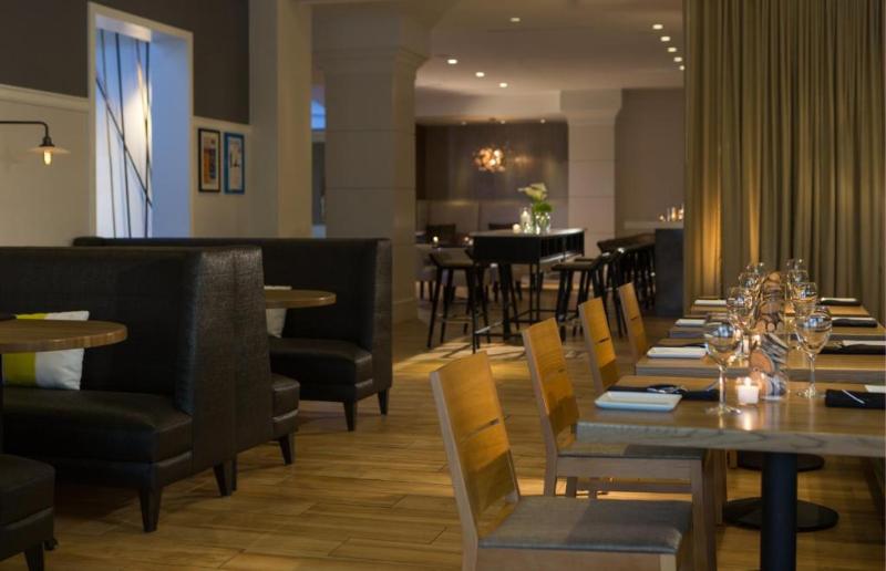 Renaissance Meadowlands Hotel - Restoran