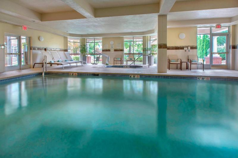 Courtyard Basking Ridge - Havuz