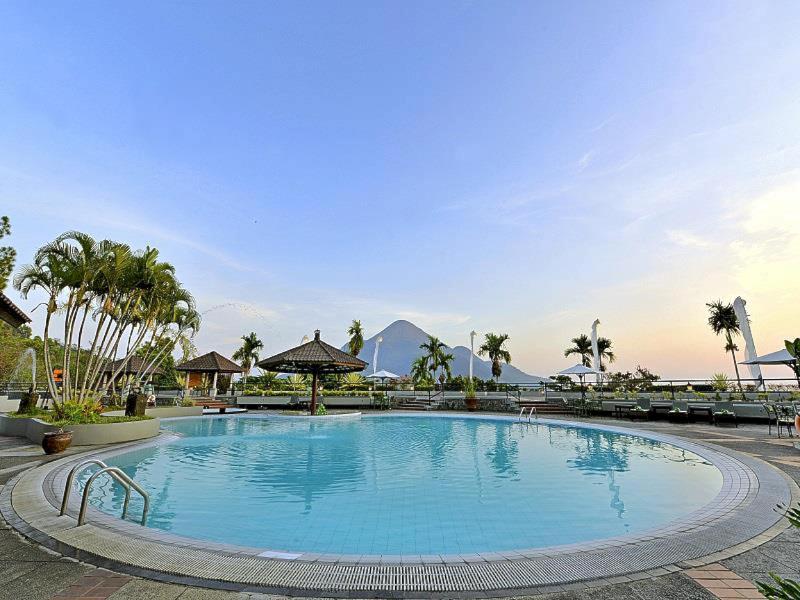 Grand Whiz Hotel Trawas - Havuz