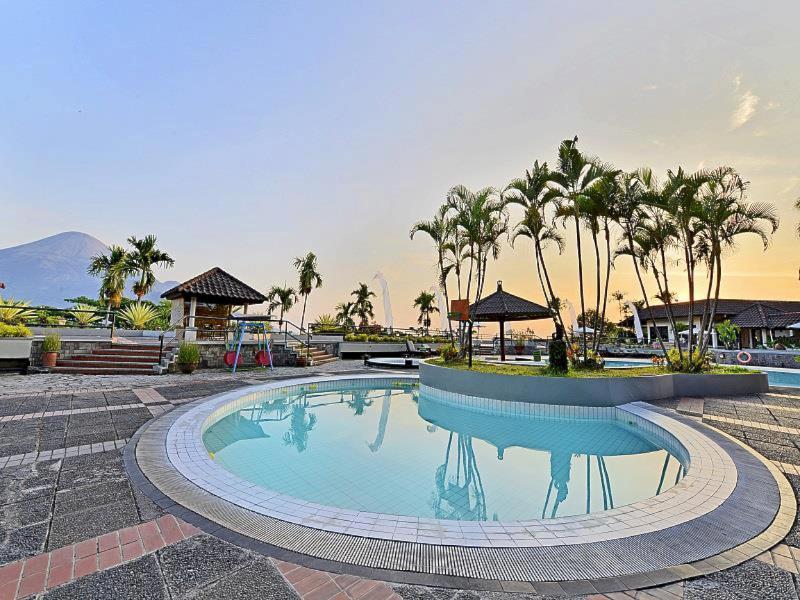 Grand Whiz Hotel Trawas - Havuz