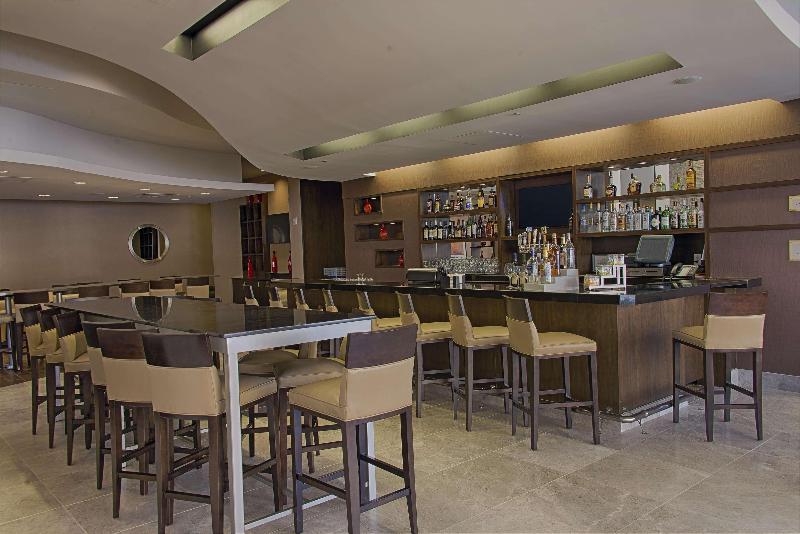 Embassy Suites Elizabeth Newark Airport - Bar