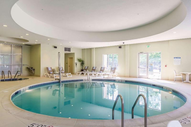 Embassy Suites Elizabeth Newark Airport - Havuz