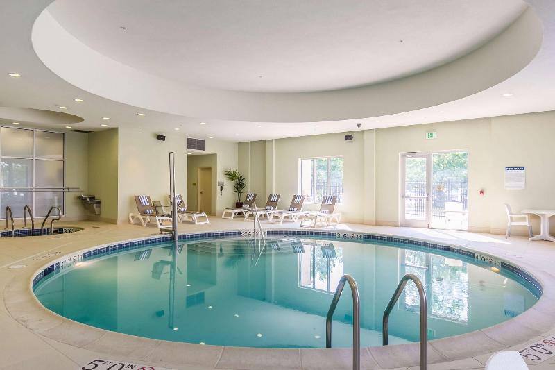Embassy Suites Elizabeth Newark Airport - Havuz
