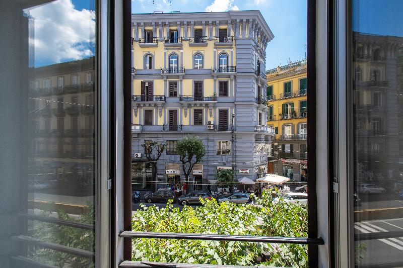 Napoli Suite - Genel