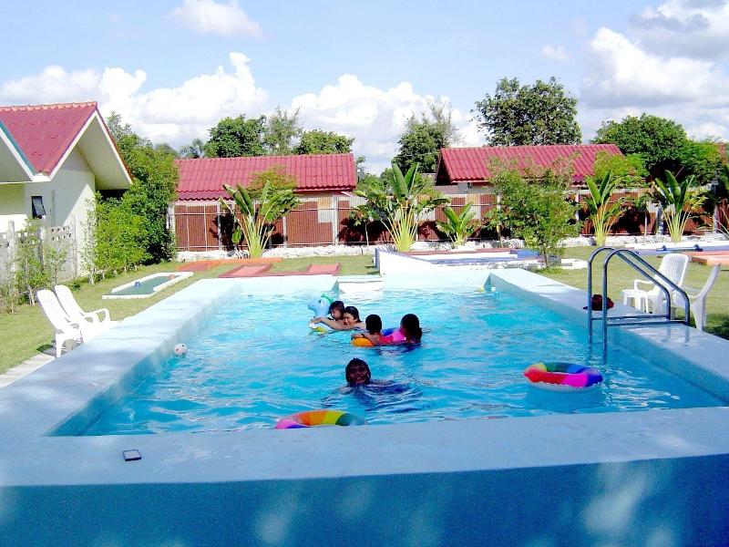 Mini Golf Resort Ubon Ratchathani - Havuz