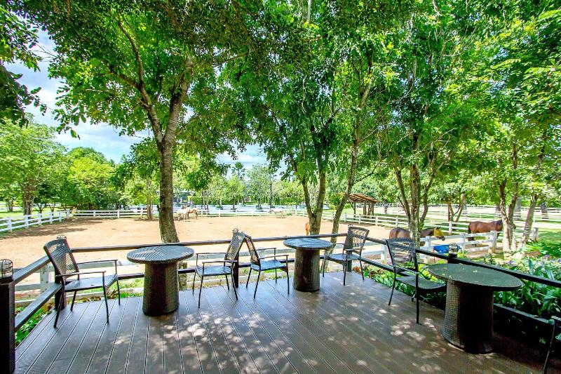 Rancho Charnvee Resort And Country Club - Teras