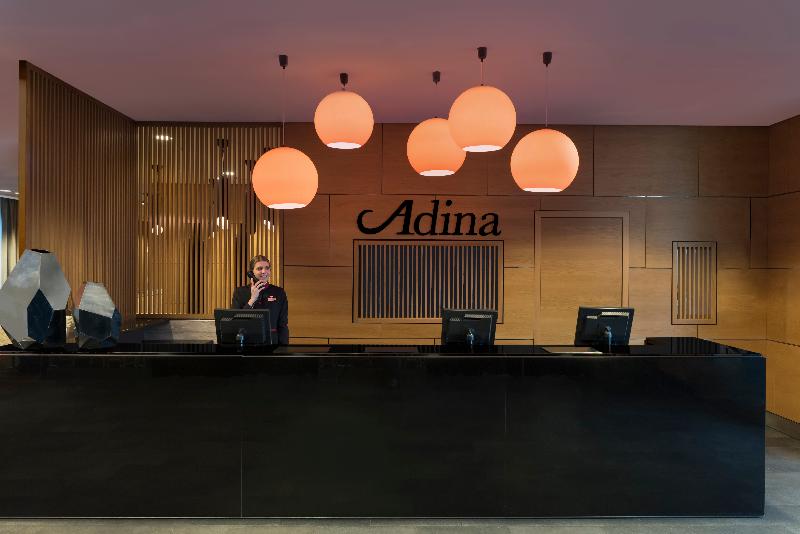 Adina Apartment Hotel Berlin Hackescher Markt - Lobi