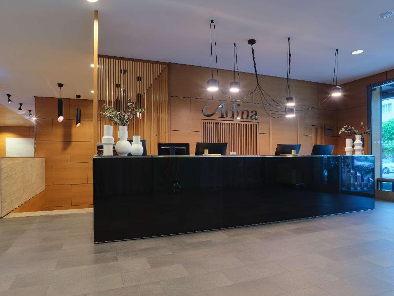Adina Apartment Hotel Berlin Hackescher Markt - Lobi