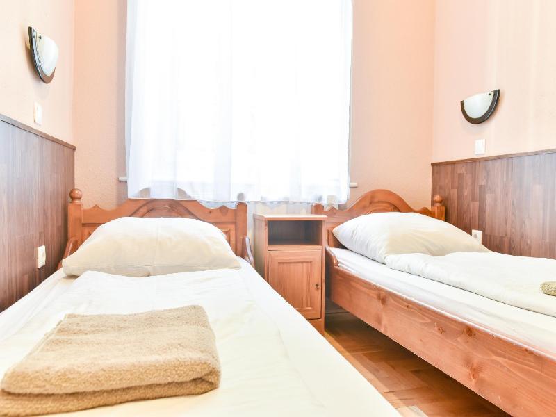 Corvin Point Hostel - Oda