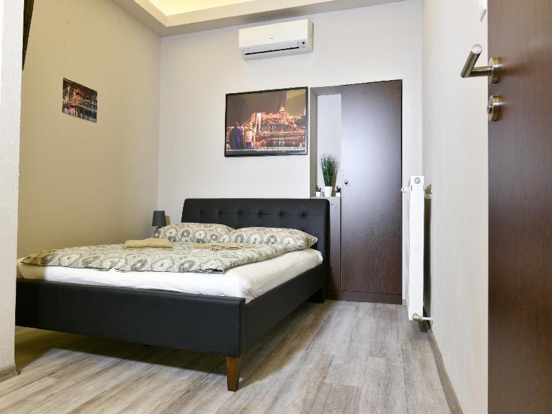 Corvin Point Hostel - Oda