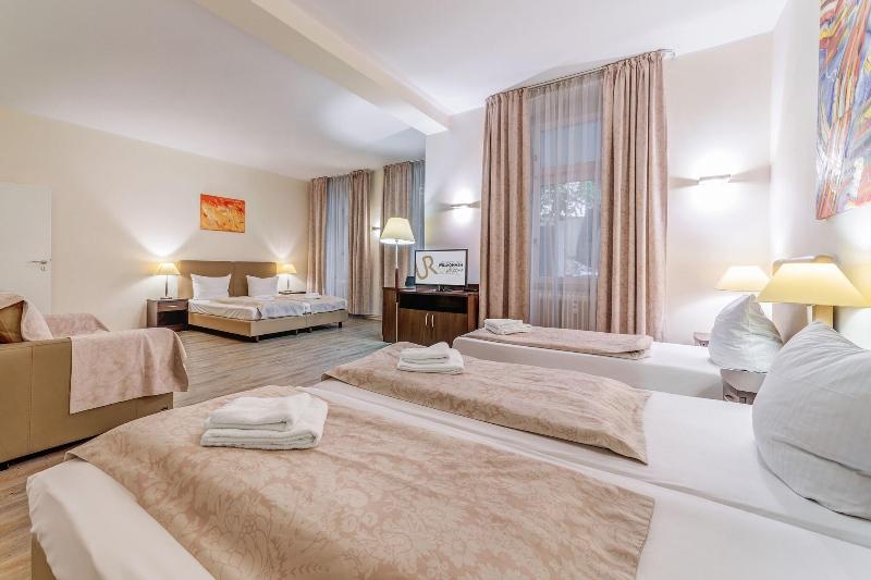 Upper Room Hotel - Oda