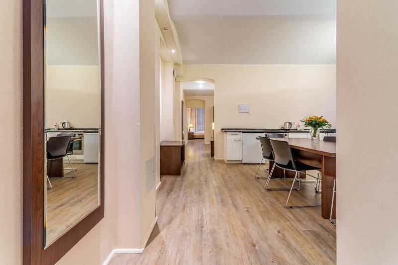 Upper Room Hotel - Oda