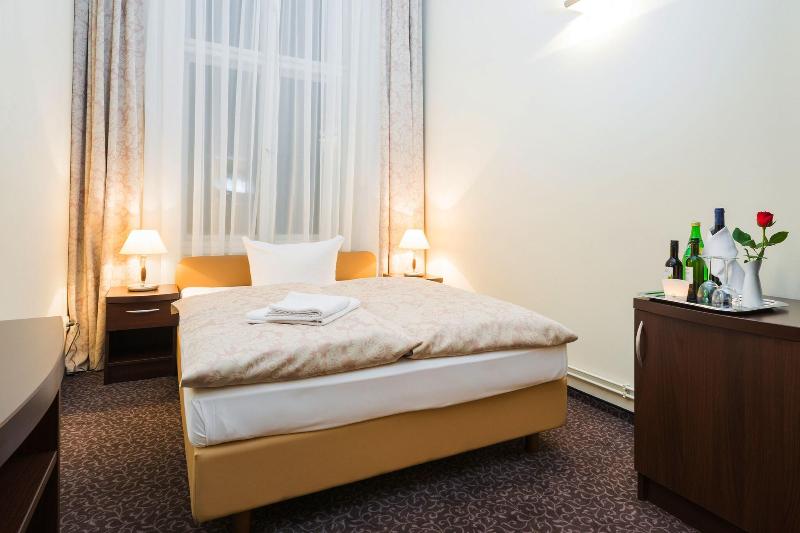 Upper Room Hotel - Oda