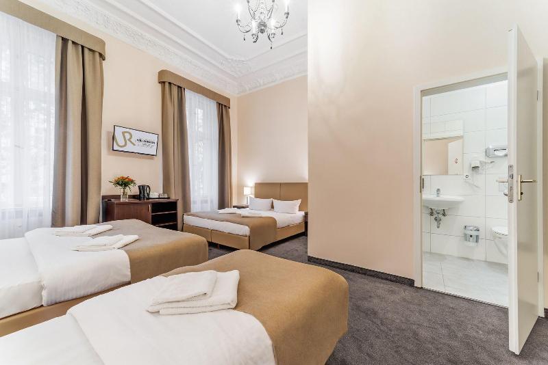 Upper Room Hotel - Oda
